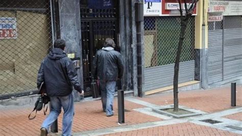 chico de hermano mayor mata a su abuela|Un joven apuñala a su abuela y hiere a otra mujer .